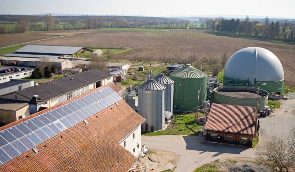 Landwirtschaft mit Photovoltaik und Biogasanlage