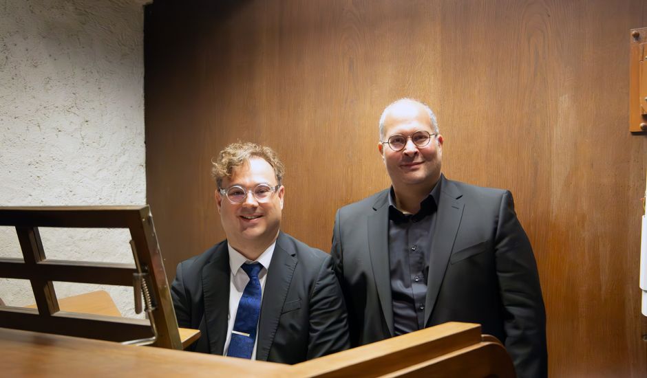 Zwei Männer hinter einer Orgel