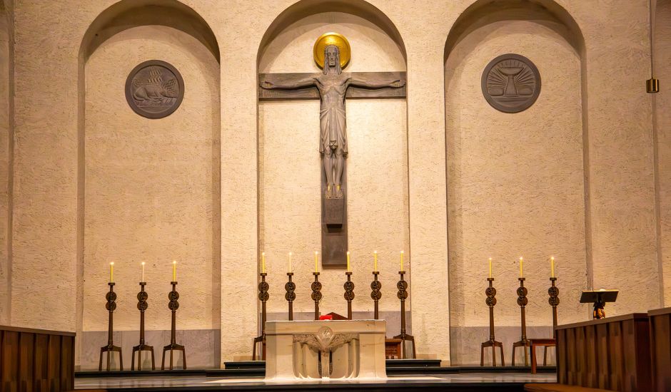Blick auf das Kreuz in der Abteikirche Münsterschwarzach