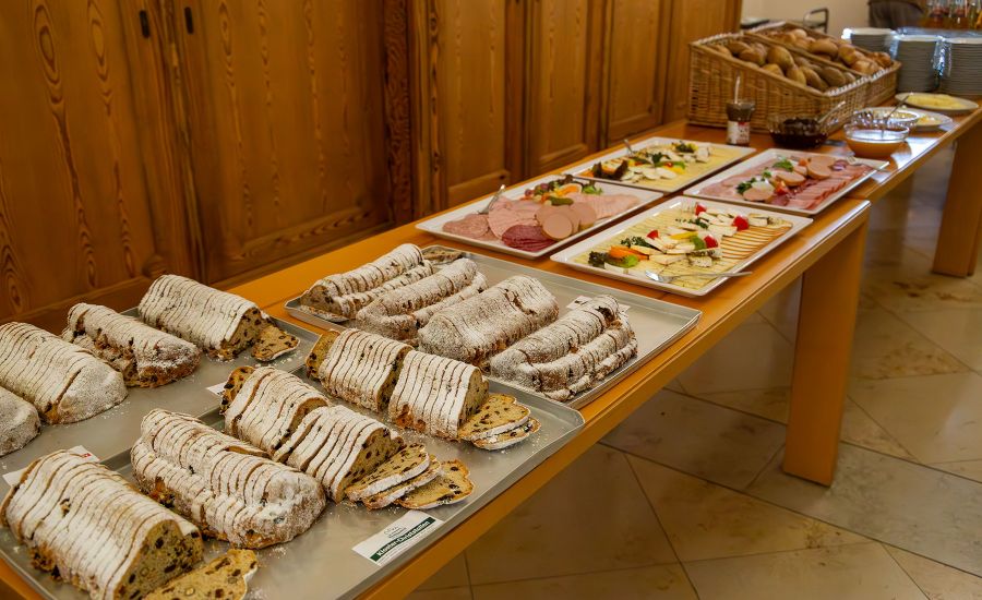 Tisch mit Christstollen, Wurst- und Käseplatten