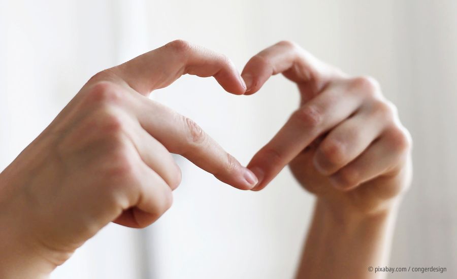 Zwei Hände bilden mit den Fingern ein Herz