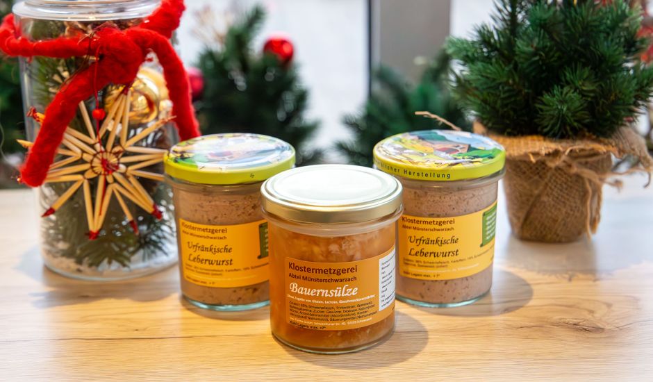 Drei Wurstgläser in weihnachtlicher Dekoration