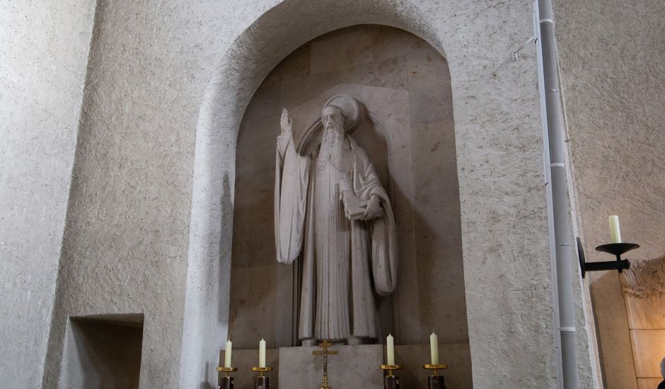 Altar mit Steinfigur des heiligen Benedikts
