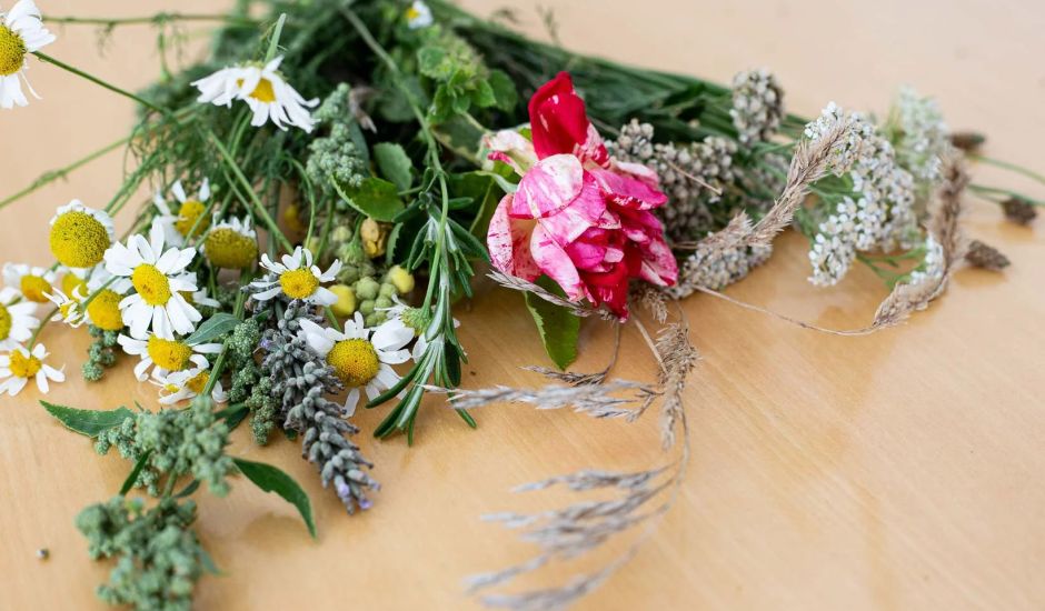 Strauß mit getrockneten Blumen liegt auf einen braunen Tisch