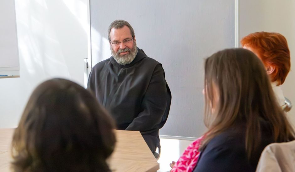 Mönch in Gesprächssituation