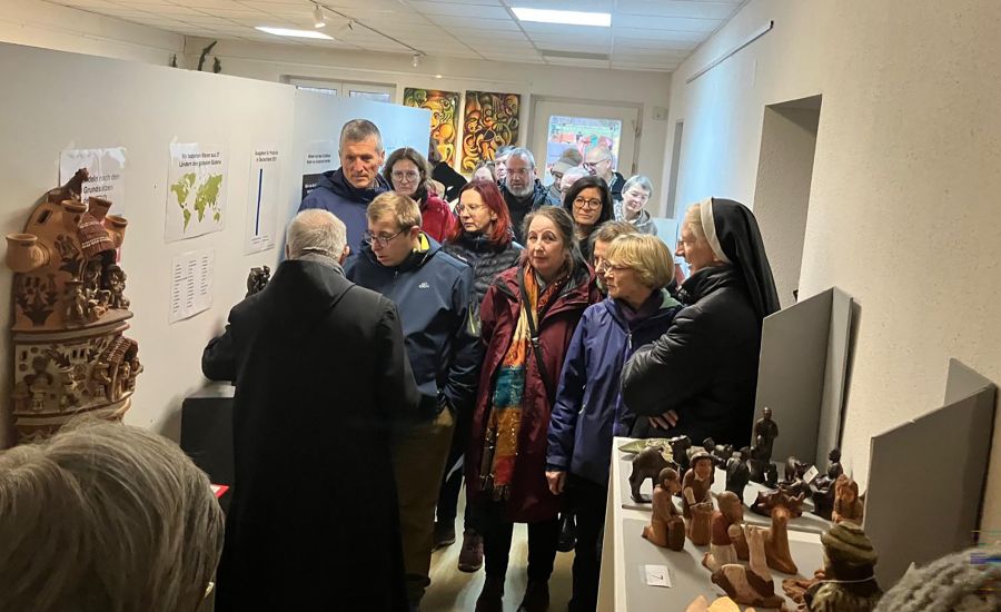 P. Meinrad Duffner führt Menschen durch die Krippenausstellung