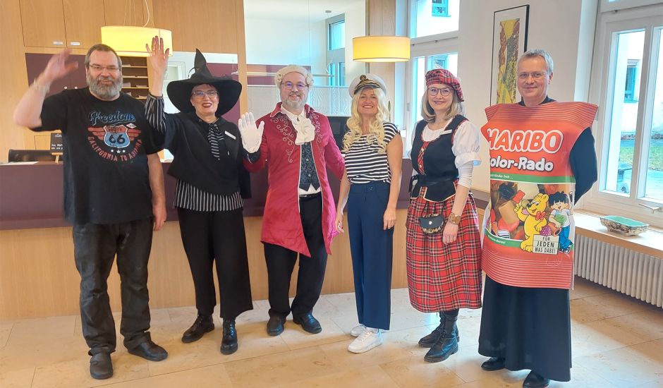 Mitarbeiter des Gästehauses in Kostümen