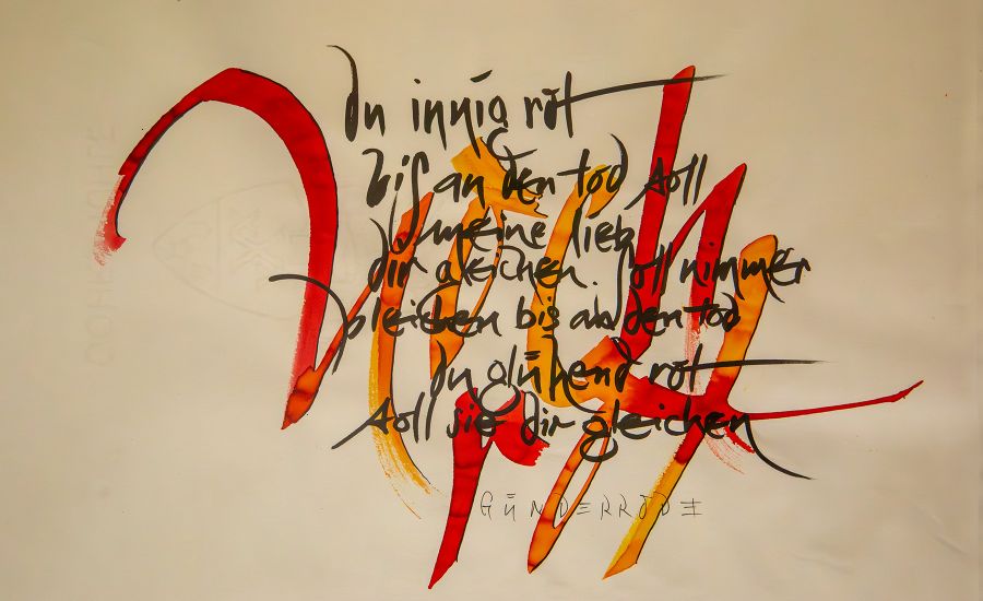 Blatt Papier mit schwarzem Text, dieser ist mit roten Lettern hinterlegt