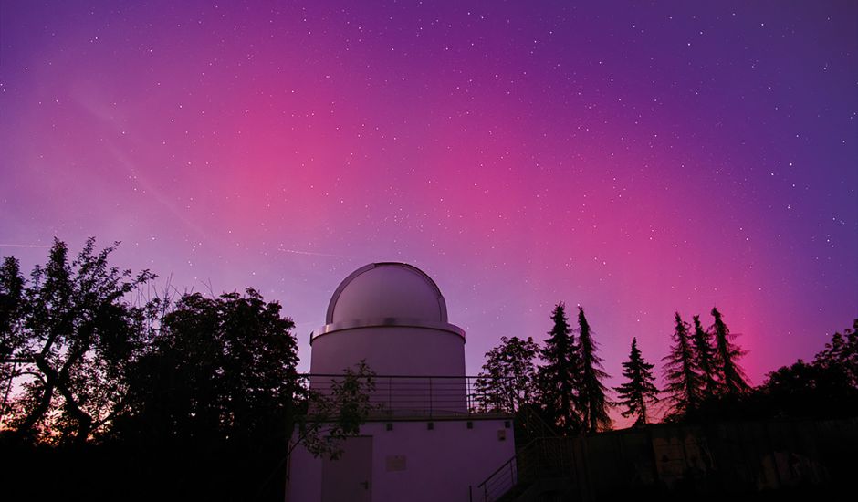 Rötlicher Lichtstreifen des Polarlichts über der Klostersternwarte