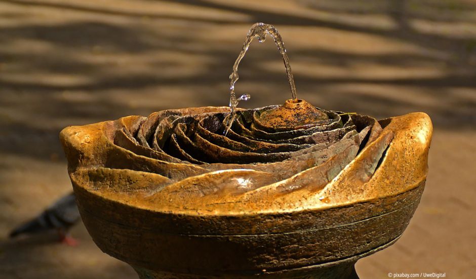 Wasserfontaine, die aus einem Brunnen sprudelt