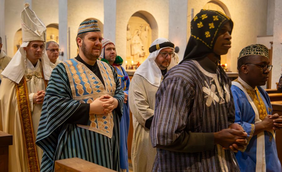 Drei Mitwirkende des Mysterienspiels im Chorraum