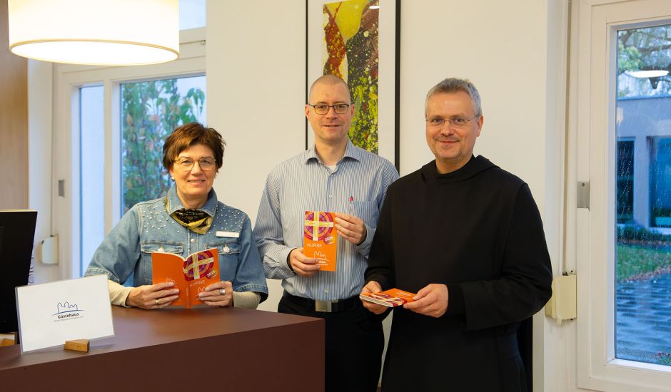 Das Team des Gästehauses präsentiert das Kursprogramm 2026