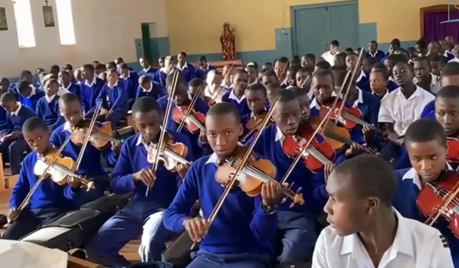 Klasse mit Schülern in Tansania beim Musizieren und Singen