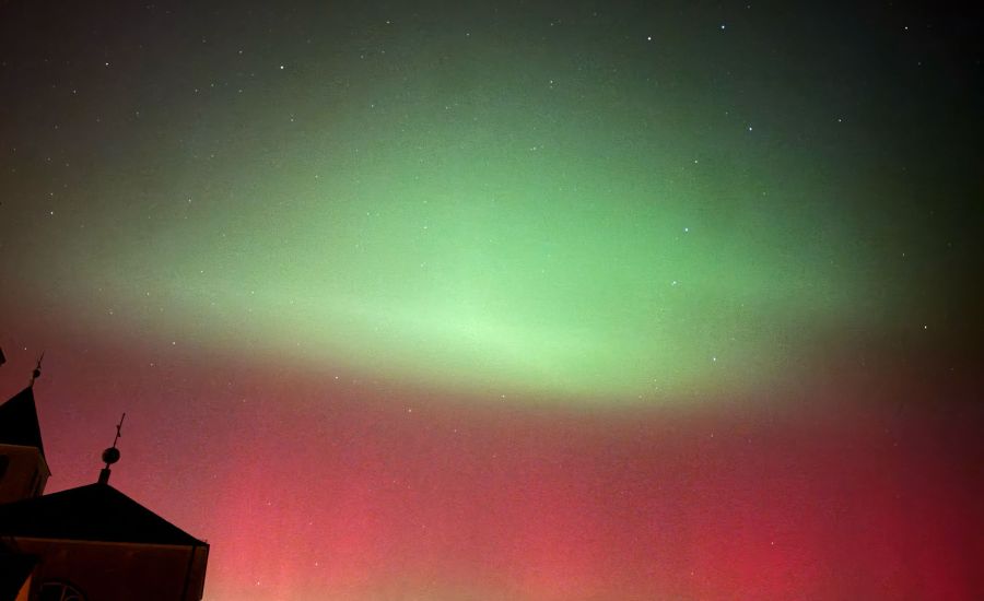 Polarlicht über den Kirchtürmen der Ab