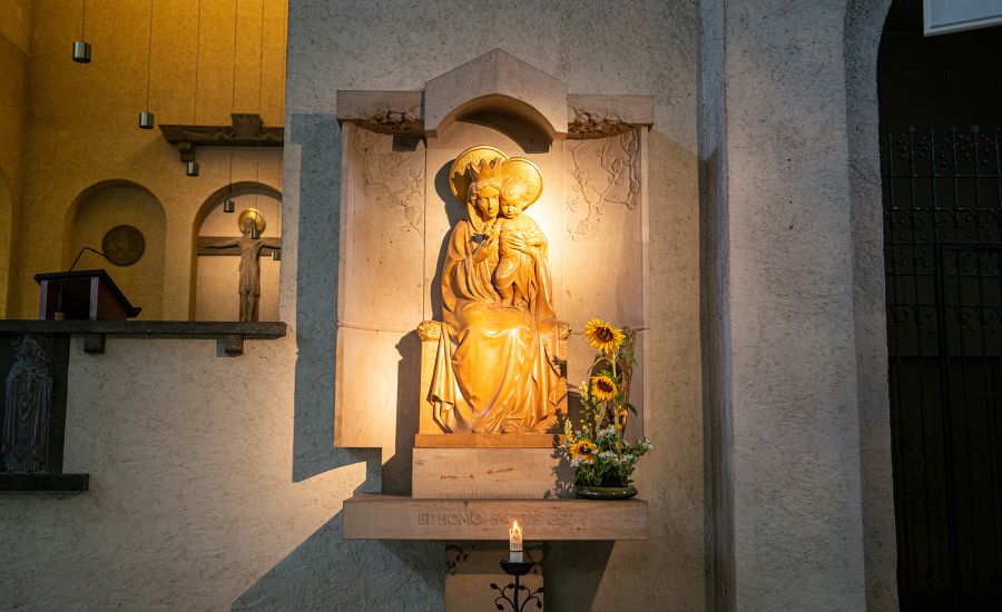 Figur der Maria mit dem Jesuskind