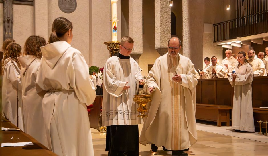 Zwei Mönche mit Behältnis im Altarraum der Kirche