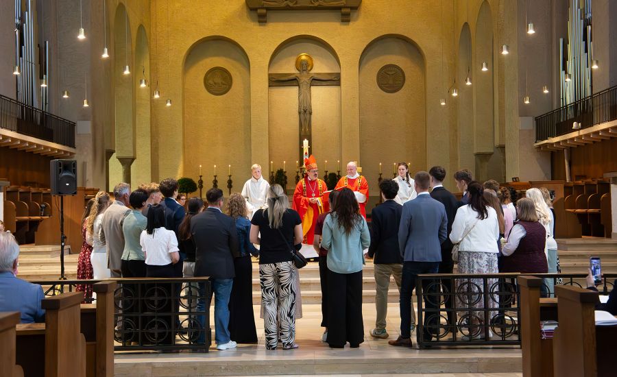 Gruppe von Menschen im Altarraum der Kirche