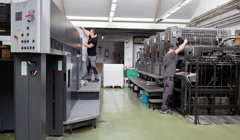 Mitarbeiter an den Druckmaschinen der Klosterdruckerei