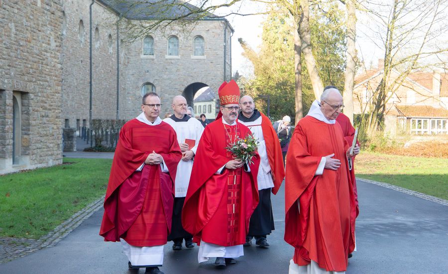 Gruppe von Mönchen bei Prozession