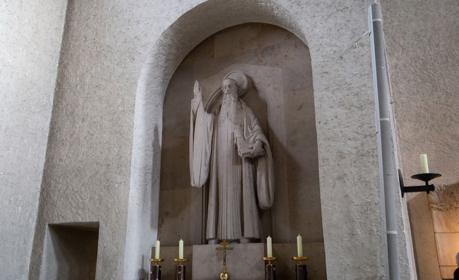 Altar mit Figur des heiligen Benedikts