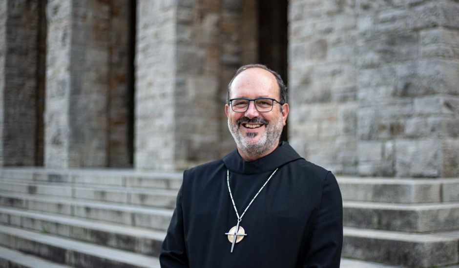 Abt Michael Reepen vor der Abteikirche
