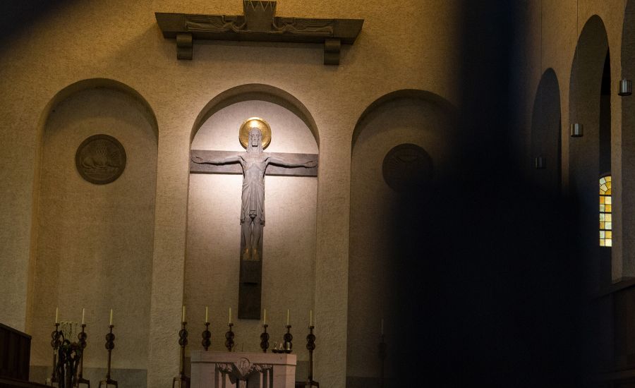 Blick auf das Kreuz in der Abteikirche Münsterschwarzach