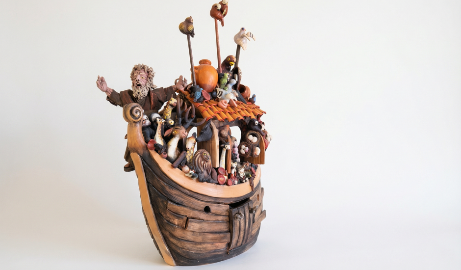 Holzschiff mit Tieren und einer Figur als Nachstellung der Arche Noah