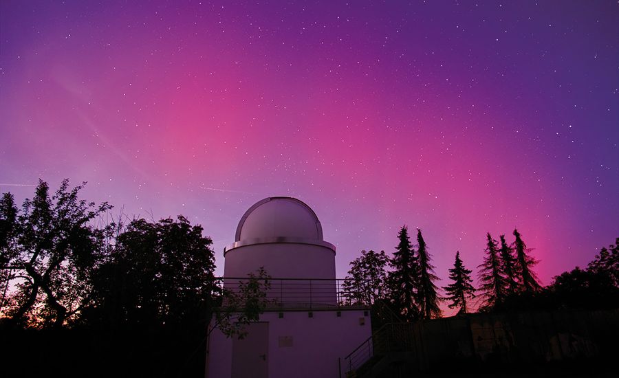 Rötlicher Lichtstreifen des Polarlichts über der Klostersternwarte
