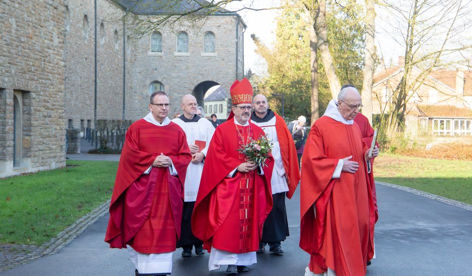 Gruppe von Mönchen bei Prozession