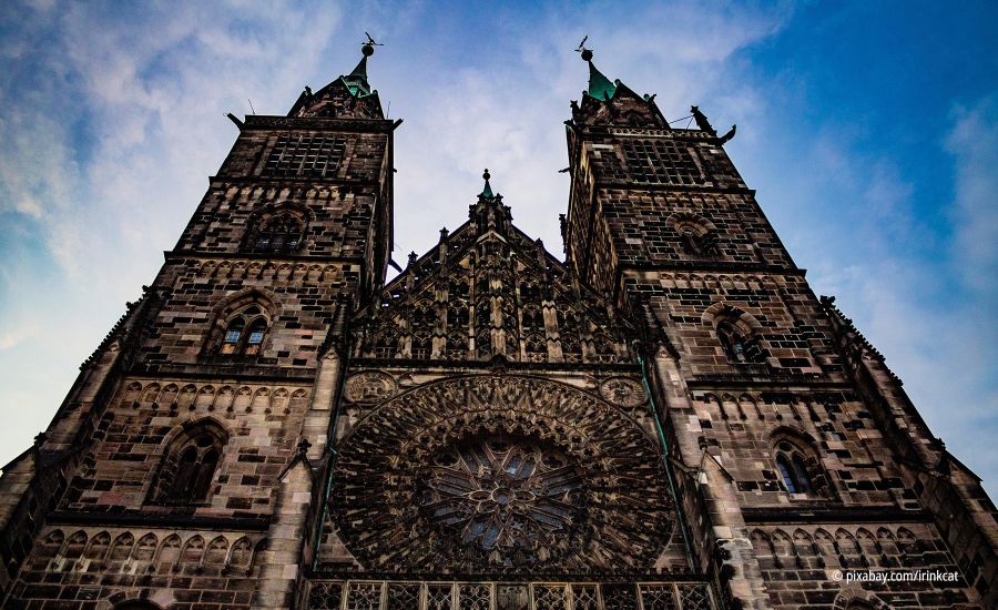 Blick von unten auf die beiden Türme und das Hauptgebäude von der Kirche St. Lorenz in Nürnberg