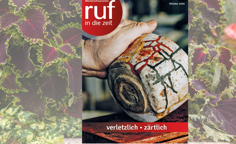 Die Oktober-Ausgabe des Magazins in der Natur vor einem Strauch platziert